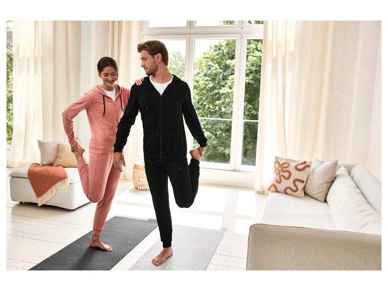 Paar macht Yoga-Übungen in bequemer Sportkleidung.