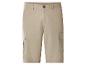 Beige Cargo-Shorts mit Seitentaschen und braunem Knopf.