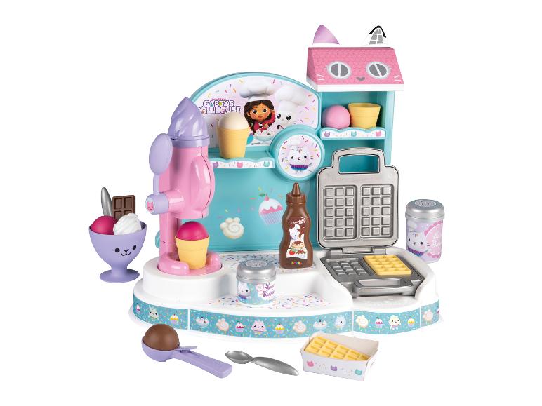 Gabby's Dollhouse Spielset mit Eismaschine, Waffeleisen und Backzubehör.