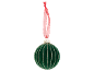 Grüne Samt-Weihnachtskugel mit silbernen Glitzerstreifen und rotem Band.