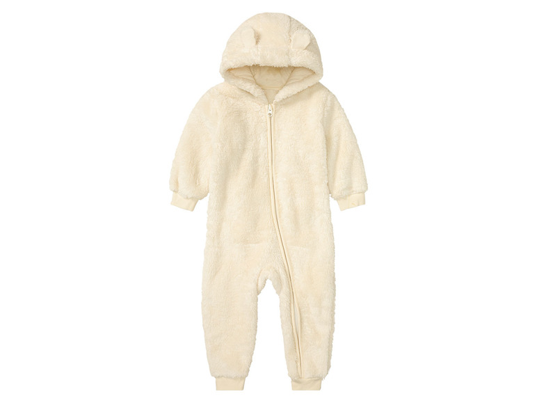Ein cremefarbener Fleece-Overall mit Kapuze für Babys.