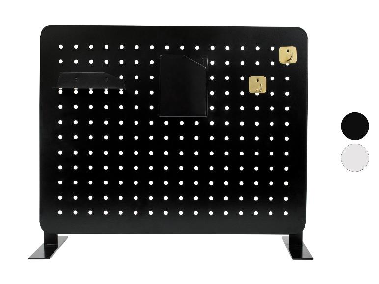 Schwarzes Metall-Lochbrett zur Organisation von Gegenständen.