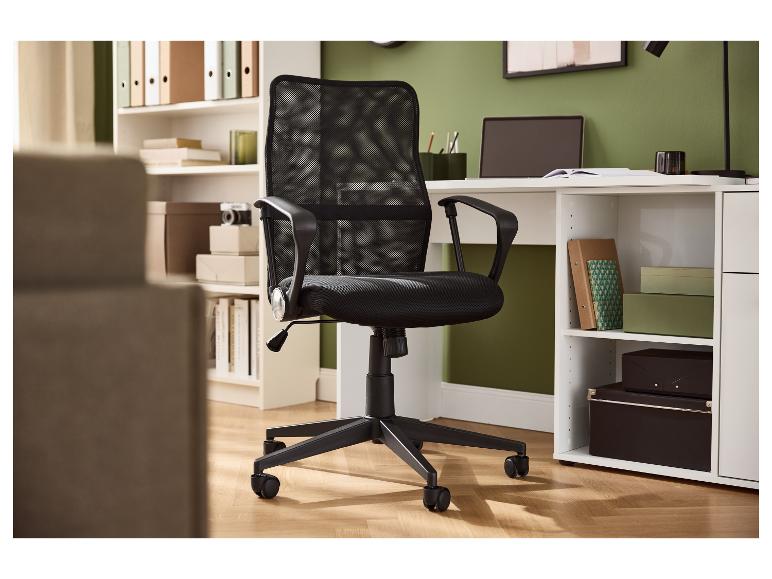 Schwarzer LIVARNO home Drehstuhl in einem modernen Arbeitszimmer.