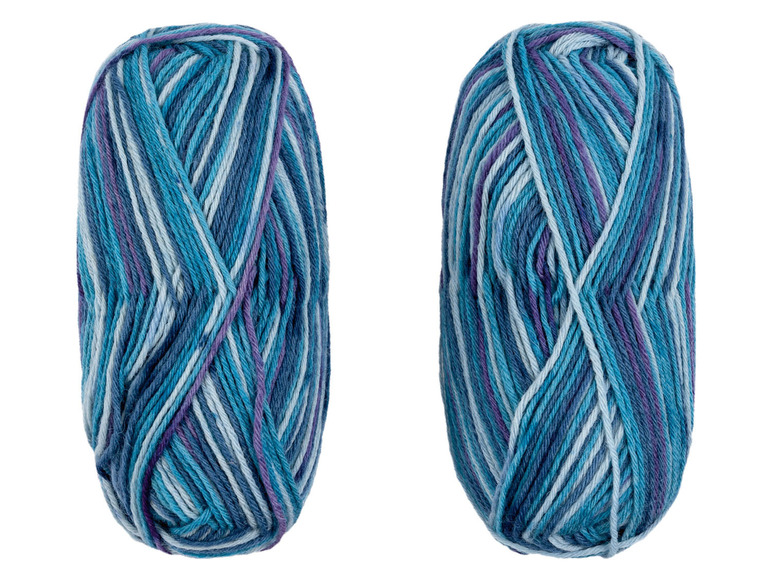 Zwei Knäuel blaues und violettes Garn.