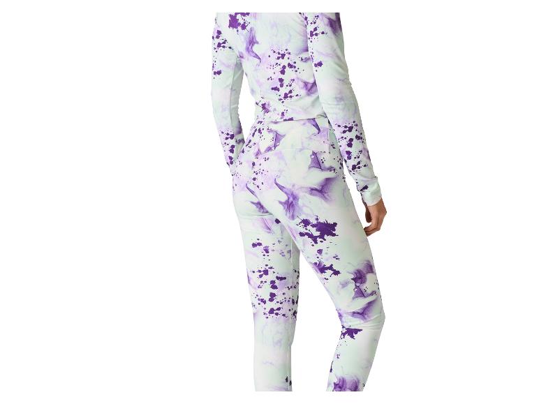 Frau in einem hellgrünen und lila Tie-Dye Langarm-Top und passenden Leggings.