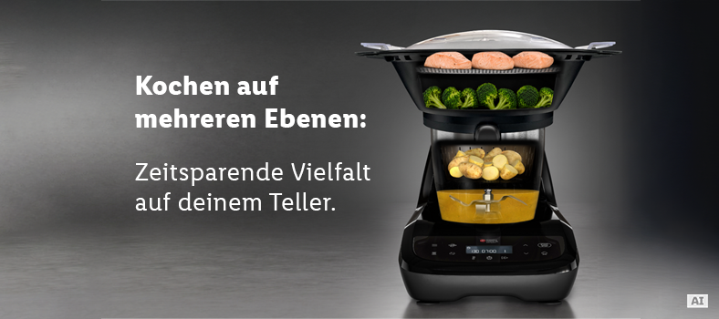 Monsieur Cuisine compact mit geöffnetem Deckel, eingesetztem Rühraufsatz und aufgesetztem Dampfgaraufsatz. (Mit KI-Wasserzeichen)