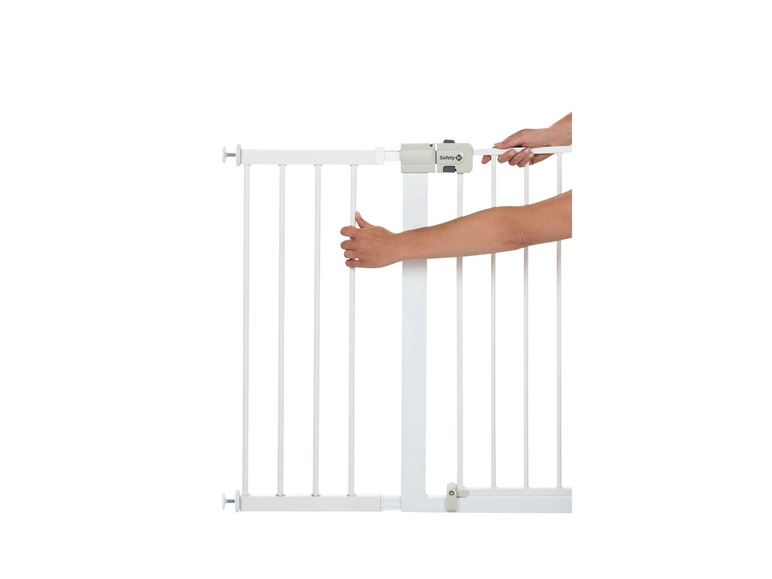 Ein weißes Sicherheitsgitter von Safety 1st wird geöffnet.
