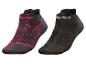 Zwei Paar Crivit Sportsocken, ein Paar schwarz und ein Paar dunkelrot mit pinkfarbenen Akzenten.