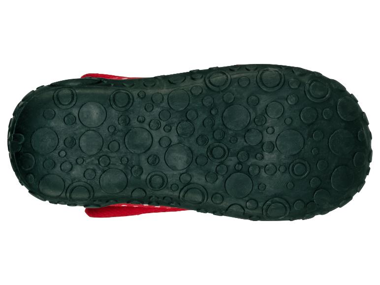 Die Sohle eines roten Pantoffels mit runden Mustern.