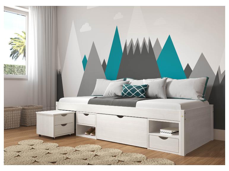 Weißes Tagesbett mit Stauraum und Nachttisch in einem Zimmer mit Bergmotiv.