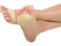 Frauenfüße mit beigen Vorfußpolstern.