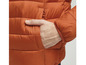 Nahaufnahme einer orangenen Daunenjacke mit einer Tasche.