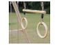 Hölzerne Turnringe mit Stange, hängend an einem Spielgerät im Garten.