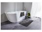 Eine weiße Badewanne mit einem grauen Badvorleger in einem modernen Badezimmer.
