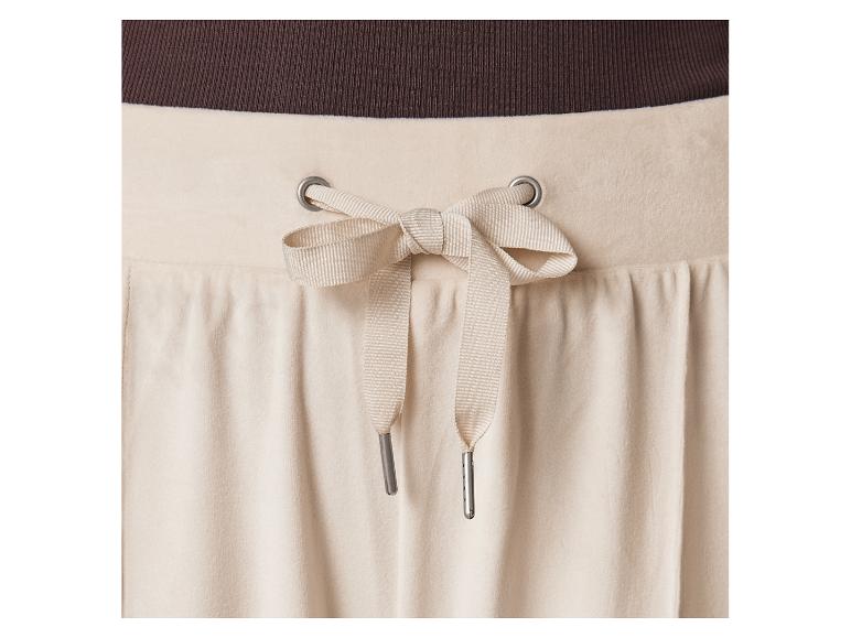 Beige Samthosen mit Kordelzug.