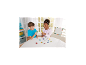 Zwei Kinder spielen mit Perlen, um Formen auf einem weißen Tisch zu gestalten.