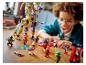 Ein Kind spielt mit einem LEGO Ninjago Set, inklusive Drachen und Minifiguren.