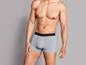 Mann in grauen Boxershorts mit schwarzem Bund.