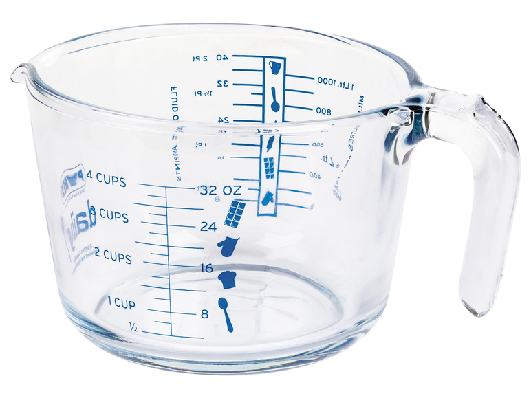 Ein Glasmessbecher mit Griff, gekennzeichnet in Tassen und Milliliter.