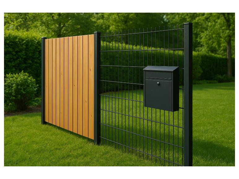 Moderner Gartenzaun mit Holzpaneelen und Drahtgeflecht, inklusive Briefkasten.