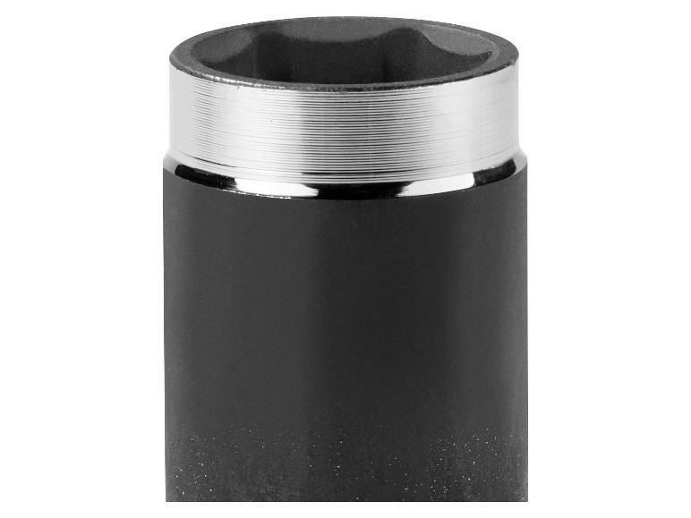 Nahaufnahme einer schwarzen Schlagschraubernuss mit Chromring.