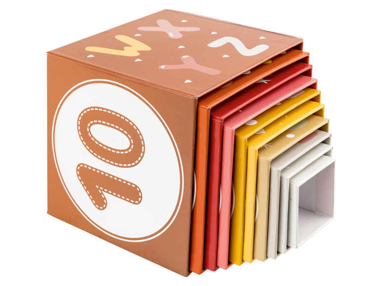 Stapel aus bunten Pappkartons mit Zahlen und Buchstaben