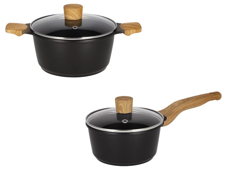 Zwei schwarze Töpfe mit Holzgriffen und Glasdeckeln, einer mit zwei kurzen Griffen, einer mit einem langen Griff.