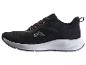 Schwarze Sportschuhe mit orangefarbenen Details und weißer Sohle
