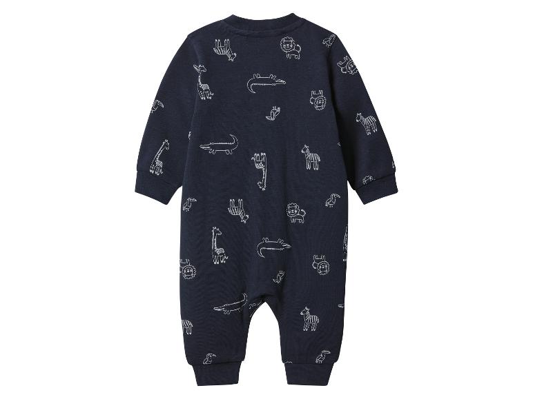 Dunkelblauer Baby-Strampler mit weißen Tiermotiven wie Giraffen, Zebras und Krokodilen.