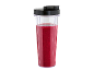 Mixbecher mit rotem Smoothie und schwarzem Deckel.