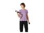 Frau in lila Sport-T-Shirt mit Leopardenmuster und schwarzer Jogginghose, hebt Hanteln.
