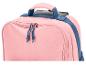 Nahaufnahme eines rosa Rucksacks mit blauen Riemen und Reißverschlussziehern, der den oberen Griff zeigt.