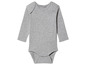 Ein grauer Baby-Body mit langen Ärmeln.