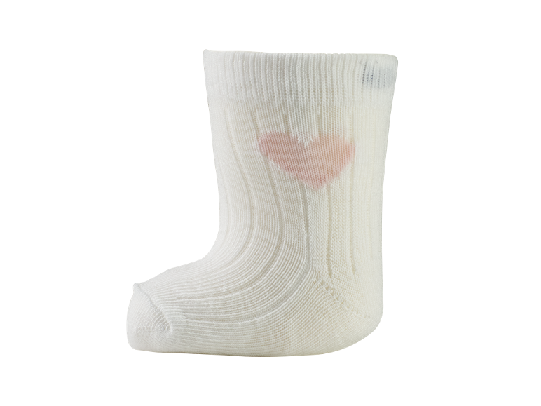Weiße Babysocke mit einem rosa Herz am Knöchel.