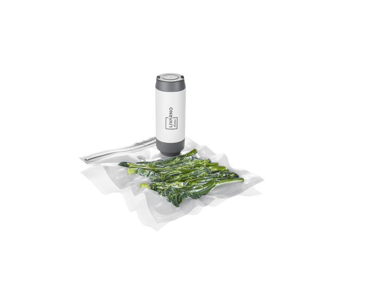 Ein Livarno Home Vakuumierer mit Brokkoli in einem Vakuumbeutel.