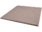 Gefaltete hellbraune Steppdecke mit kleinen gestickten Mustern.