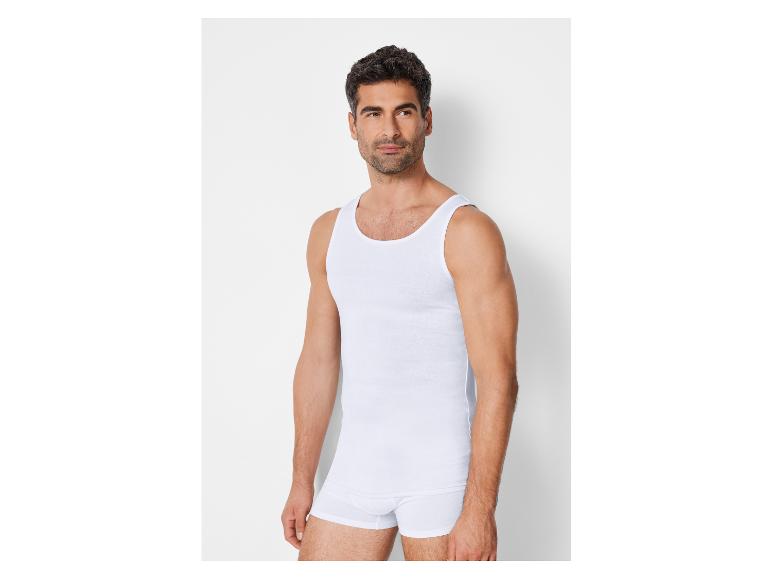 Mann trägt ein weißes Tanktop und weiße Unterhose.