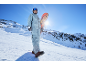 Damen-Skijacke und Skihose auf einer verschneiten Piste.