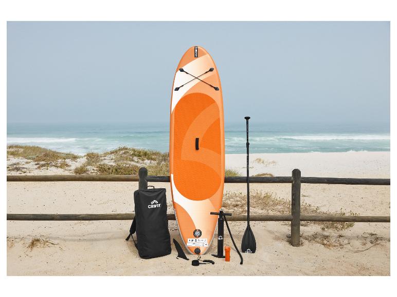 Orange-weißes SUP-Board mit Zubehör an einem Sandstrand am Meer.