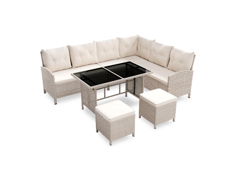 Helles graues Rattan-Ecksofa-Set mit Glastisch und zwei Hockern.