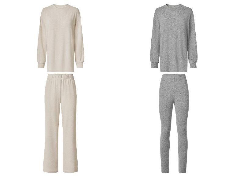 Zwei Sets Damen-Homewear: Beige mit weiter Hose und Grau mit Leggings.