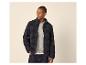 Mann in dunkler Fleecejacke und hellem Pullover, mit Hand in der Tasche.