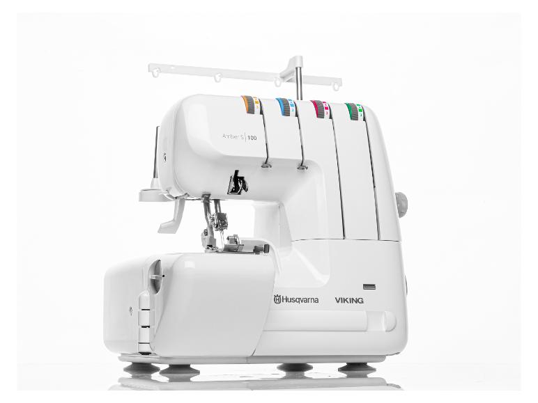 Weiße Overlock-Nähmaschine mit farbigen Details, Vorderansicht.