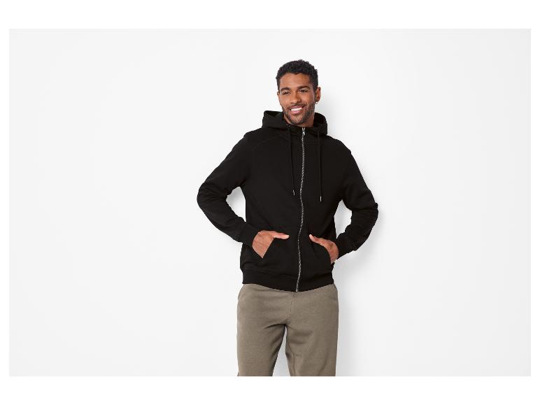 Mann in schwarzem Kapuzenpullover mit Reißverschluss und khakifarbener Jogginghose