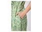 Grün-weißes Kleid mit geometrischem Muster.