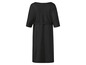Ein schwarzes Kleid mit ¾-Ärmeln und Gürtel.