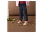 Dunkelblaue Hose mit Nature Friends-Label und beige Stiefel.