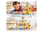 Ein Mädchen baut das LEGO Disney Ariels Schloss.