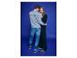 Mann und Frau vor blauem Hintergrund, Mann in grauem Sweatshirt mit „STRENESSE BLUE“ Aufschrift.
