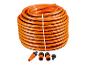 Aufgerollter oranger Gartenschlauch mit schwarzen Streifen, 50m (3/4'), und vier Schlauchanschlüssen.